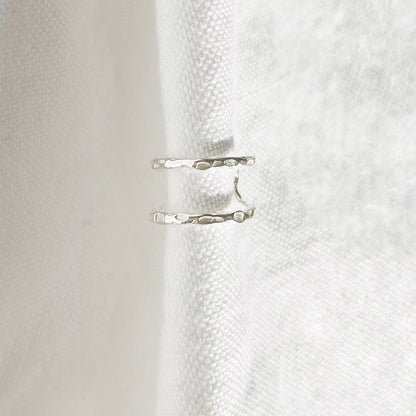 Ear Cuff dos líneas martilladas